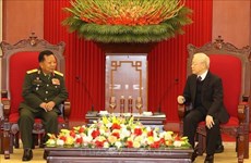 Dirigentes vietnamitas reciben al ministro de Defensa de Laos