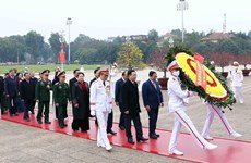 Dirigentes del Partido y Estado rinden homenaje al Presidente Ho Chi Minh 