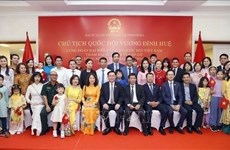 Presidente del Parlamento de Vietnam se reúne con comunidad de connacionales en Indonesia