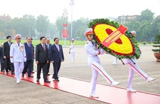 Dirigentes vietnamitas rinden tributo al Presidente Ho Chi Minh con motivo de efeméride nacional