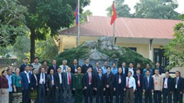 Delegación laosiana visita zona de reliquia en Hoa Binh