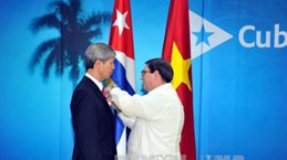 Cuba confiere medalla de la Amistad al embajador vietnamita 