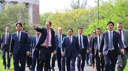 Premier vietnamita asiste a diálogo sobre orientaciones de desarrollo con profesores de Universidad Harvard
