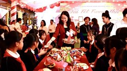 Vicepresidenta vietnamita regala obsequios a estudiantes por Festival del Medio Otoño