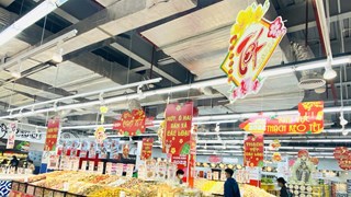 Supermercados de Hanoi preparan productos para vacaciones de Tet