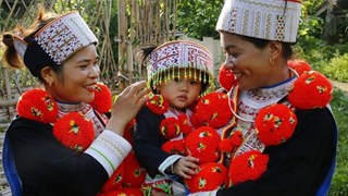 Preserve a beleza dos trajes tradicionais do grupo étnico Red Dao na província de Yen Bai