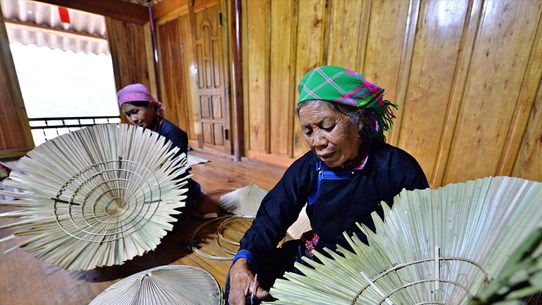 Pueblo étnico Tay mantiene oficio de elaboración de sombrero cónico 