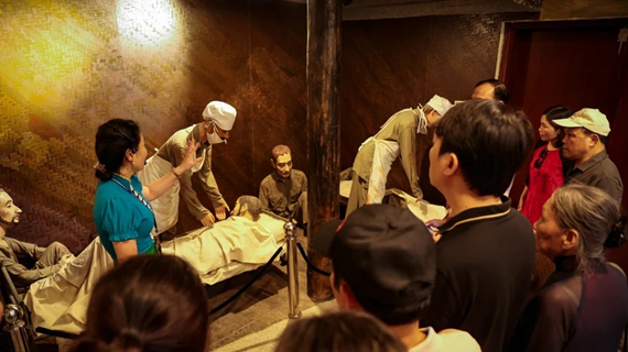 Miles de turistas visitan museo que conserva recuerdos de victoria de Dien Bien Phu