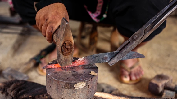 Visitar el distrito de Long Hay para ver cómo el pueblo Mong preserva su artesanía tradicional