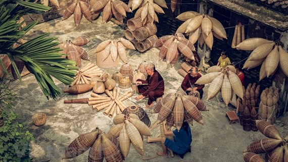 Visite aldea vietnamita dedicada a tejeduría de cestas de pesca de bambú