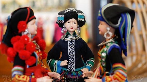 Pintor vietnamita elabora trajes étnicos para muñecas