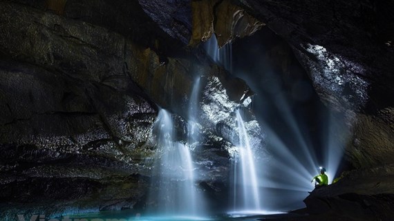 Exploran hermosa cascada en cueva de millones de años