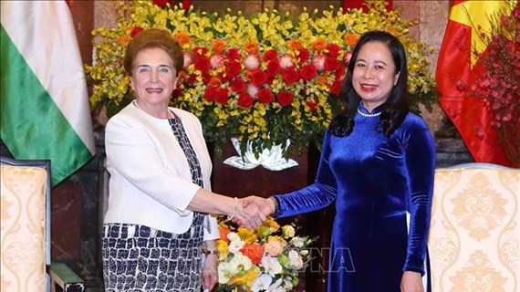 Dirigente de Vietnam recibe a primera vicepresidenta de Asamblea Nacional de Hungría