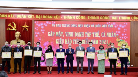 Honran a vietnamitas residentes en extranjero con aportes destacados al desarrollo nacional