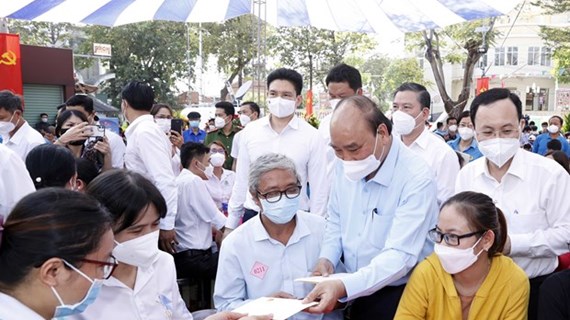 Presidente de Vietnam entrega regalos a trabajadores en Ciudad Ho Chi Minh en ocasión del Tet