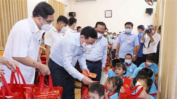 Titular legislativo entrega regalos a personas con pocos recursos en Ciudad Ho Chi Minh por Tet