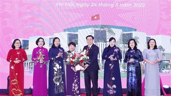 Presidente del Parlamento vietnamita se reúne con diputadas de XV legislatura 