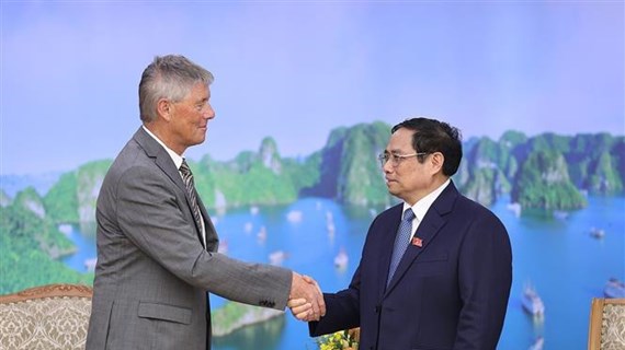 Primer ministro de Vietnam recibe al director general del Instituto Pasteur de París