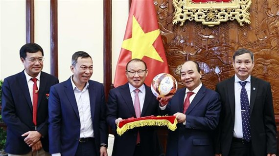 Presidente vietnamita recibe a entrenadores de fútbol masculino y femenino