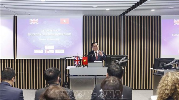 Presidente del Parlamento asiste a Foro de cooperación educativa Vietnam-Reino Unido 