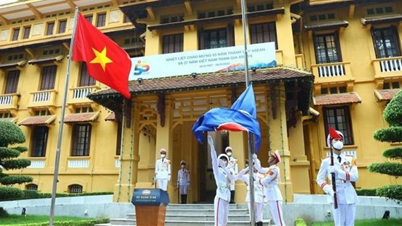 Ondea la bandera de ASEAN en Vietnam en el 55 aniversario de su fundación