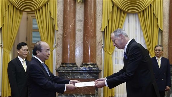 Presidente de Vietnam recibe a nuevos embajadores de Kuwait e Israel 
