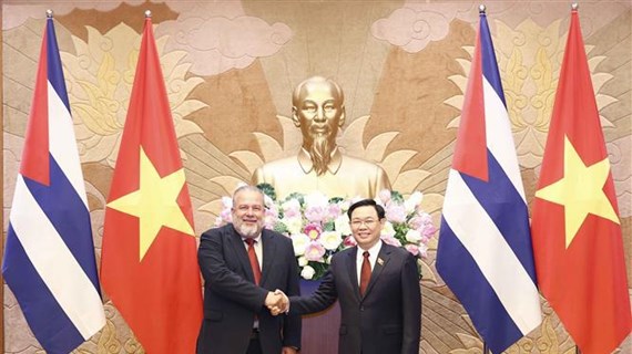 Presidente del Parlamento vietnamita se reúne con primer ministro cubano 