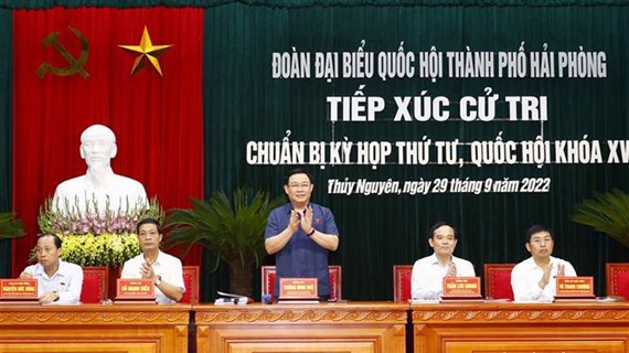 Presidente de Asamblea Nacional se reúne con los votantes en Hai Phong