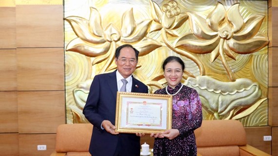 Embajador surcoreano condecorado con la medalla de amistad de Vietnam