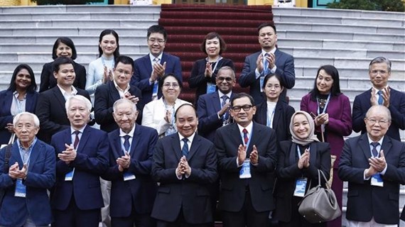Presidente de Vietnam recibe a científicos y economistas de la ASEAN