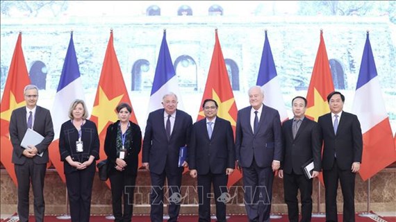 Primer ministro de Vietnam recibe al presidente del Senado de Francia