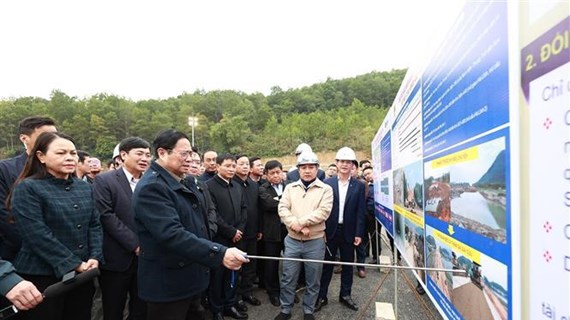 Premier vietnamita continúa inspeccionando proyectos infraestructurales claves