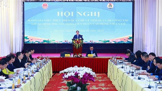 Premier vietnamita insta a implementar tareas para mejorar calidad de vida de empleados 