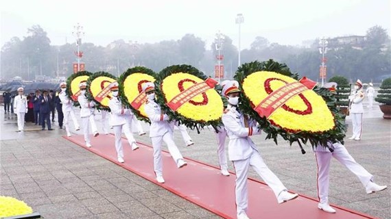 Dirigentes del Partido y Estado rinden homenaje al Presidente Ho Chi Minh