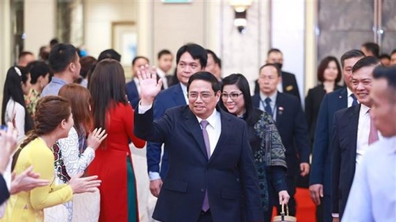 Premier vietnamita se reúne con la comunidad de compatriotas en Singapur