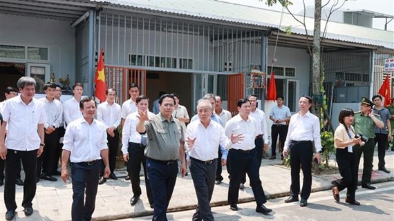Premier vietnamita inspecciona proyectos de provincia de Thua Thien- Hue