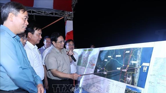 Primer ministro examina importantes proyectos en provincia de Quang Tri