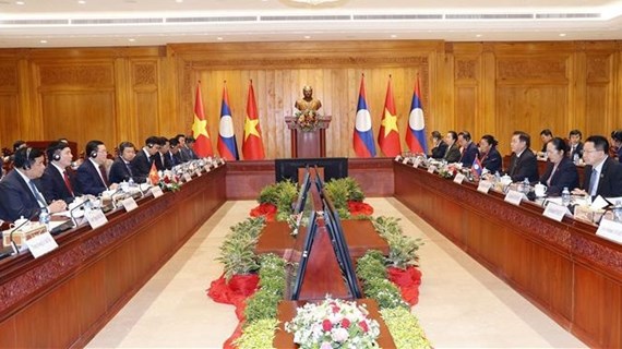 Presidente del Parlamento vietnamita conversa con su homólogo laosiano