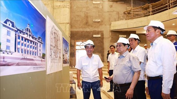 Premier visita Centro de mando de Policía y revisa la construcción de casa cultural en Phu Tho