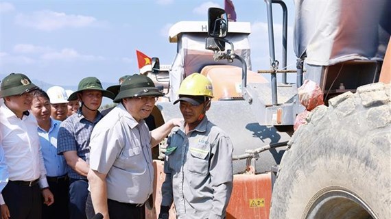 Premier vietnamita inspecciona proyectos de autopistas en región central