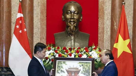 Presidente de Vietnam recibe a titular del Parlamento de Singapur