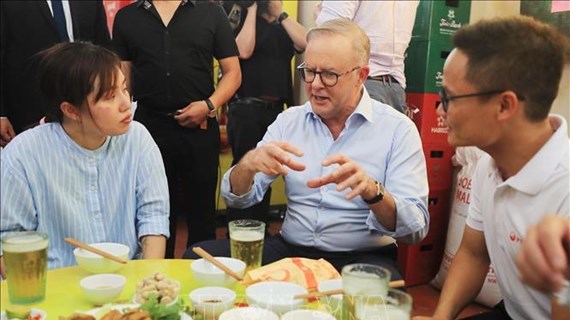 Primer ministro de Australia disfruta de comidas vietnamitas
