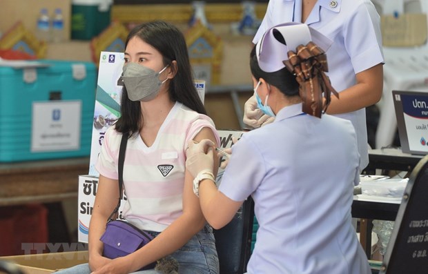 Alumnos en Bangkok reciben vacunacion para regresar a la escuela hinh anh 1