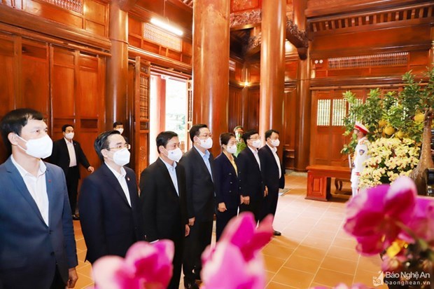 Titular legislativo vietnamita ofrece incienso en homenaje al Presidente Ho Chi Minh hinh anh 1