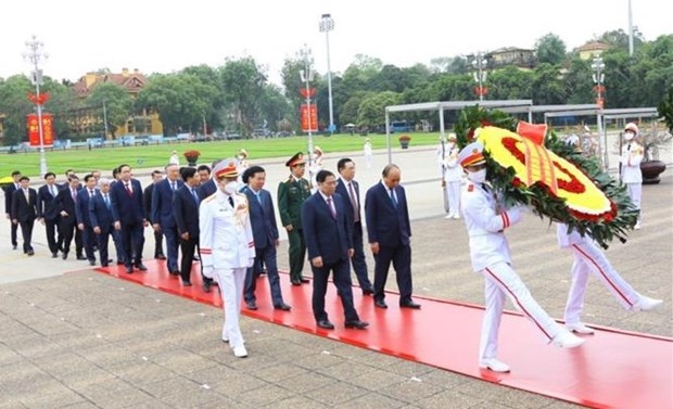 Dirigentes vietnamitas rinden tributo al Presidente Ho Chi Minh en ocasion de efemerides hinh anh 1