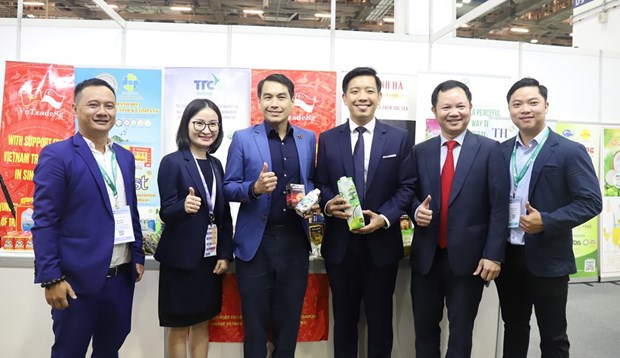 Productos vietnamitas acaparan atencion del publico en Singapur hinh anh 2