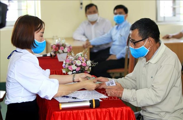 Evaluan en Vietnam politicas de apoyo a personas afectadas por la COVID-19 hinh anh 1