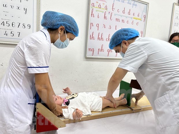 Emiten en Vietnam guia para controles periodicos de salud a menores de 24 meses hinh anh 2