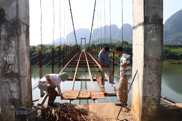 (Video) Construccion de puentes colgantes contribuye a mejorar la vida de pobladores en areas remotas hinh anh 1