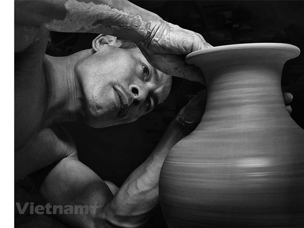 Pham Anh Dao, maestro artesano de la aldea de ceramica de Bat Trang hinh anh 1